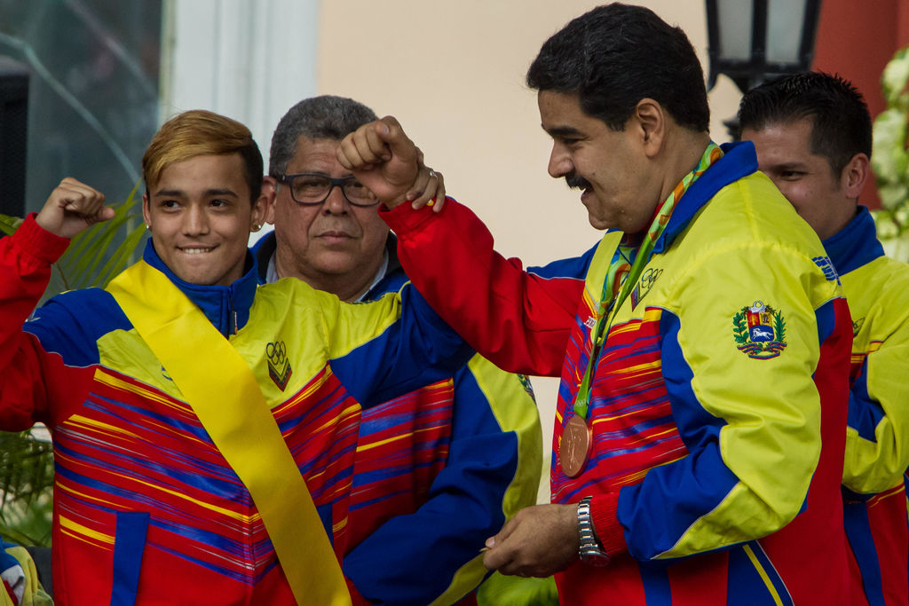 Nicolás Maduro recibió en el palacio presidencial de Miraflores a parte de la delegación de deportistas que participó en los Juegos Olímpicos de Río de Janeiro y condecoró a los tres medallistas. (EFE)