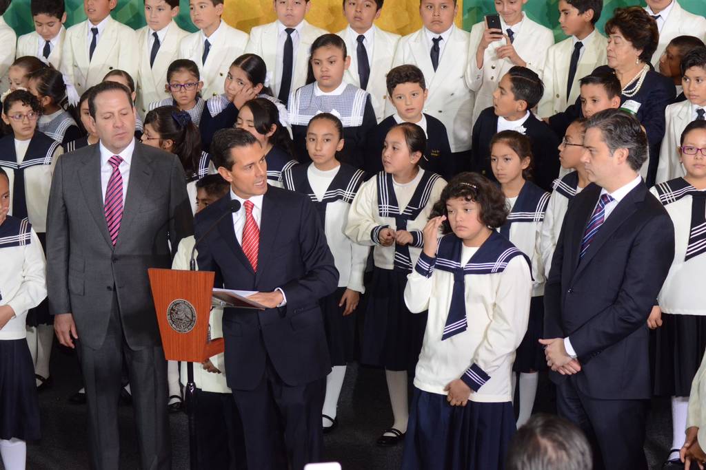 Regresa. Enrique Peña Nieto regresó a la escuela primaria en donde cursó el sextro grado.