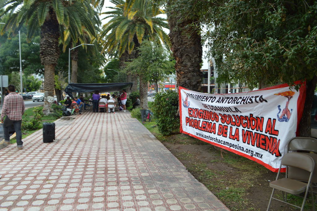 Plantón. El grupo de antorchistas inconformes regresó el lunes por la mañana a las oficinas de Infonavit Torreón, ubicadas en calzada Colón. (ROBERTO ITURRIAGA)