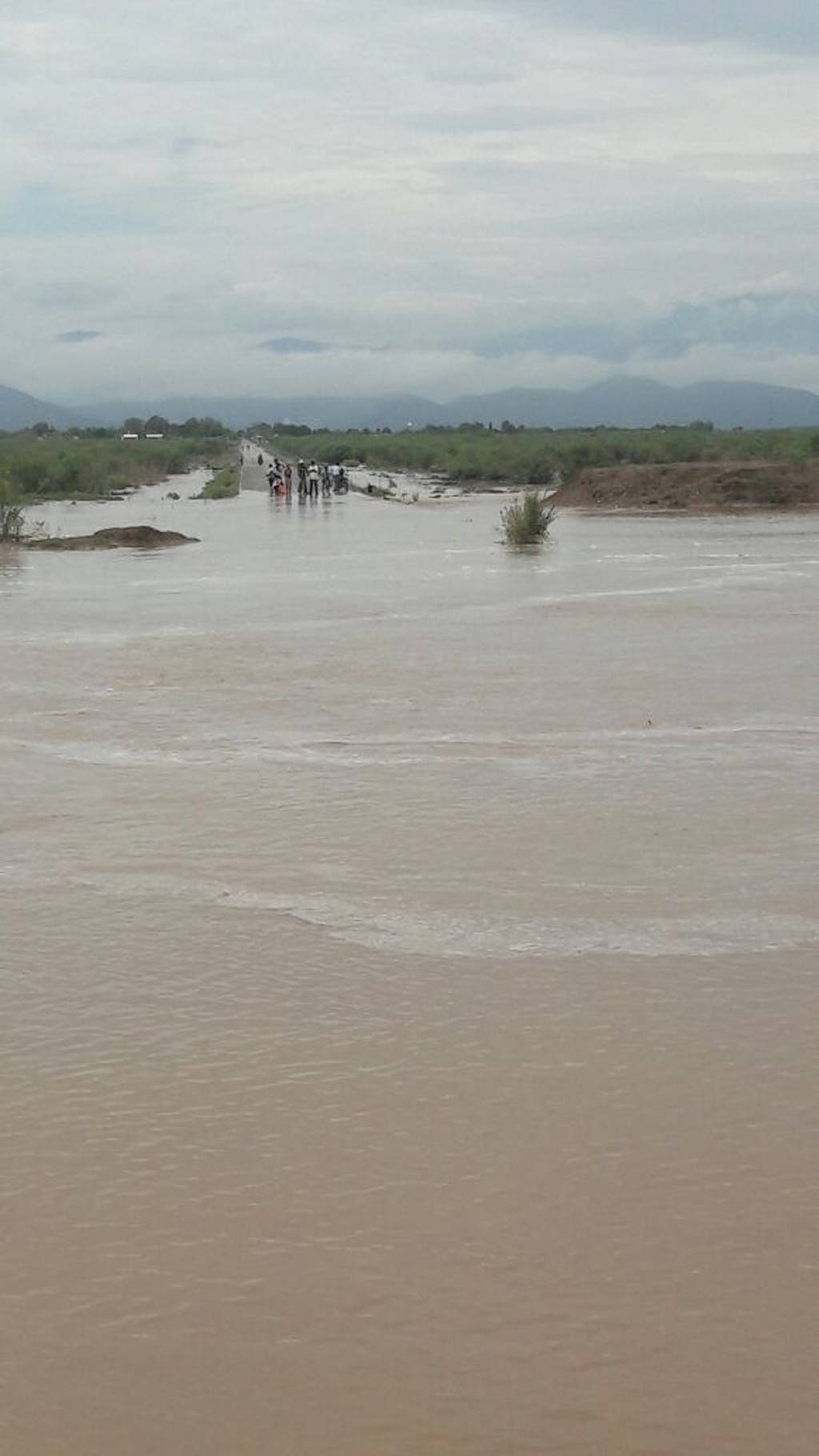 Desborde. Un ligero desborde en el Río Aguanaval se registró ayer por la mañana, pero la situación fue controlada por Conagua. (MARY VÁZQUEZ)