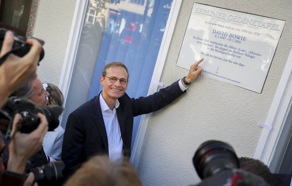 Tributo.  El alcalde de Berlín, Michael Müller, señala una placa conmemorativa colocada en Hauptstrasse 155. (EFE)