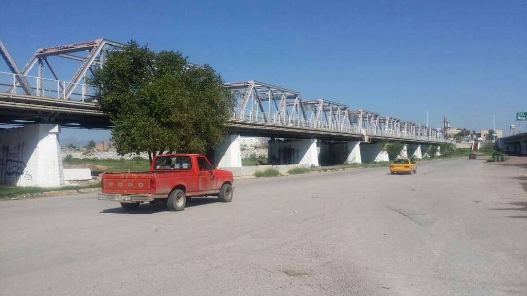 Abajo del Puente Plateado aún no se corta la circulación por la avenida del Nazas. (IVÁN CORPUS) 

