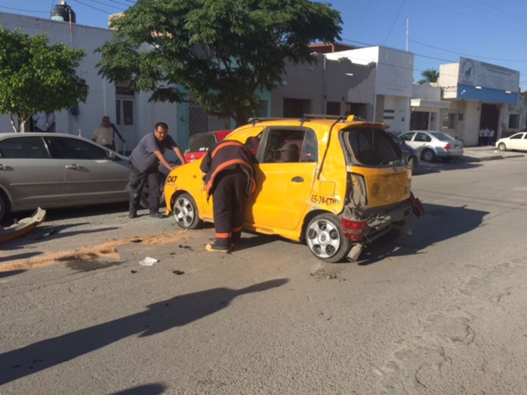Debido al fuerte impacto el taxi volcó sobre su costado izquierdo, además de golpear por alcance un vehículo estacionado marca Ford Fusion, color arena. (ARCHIVO)