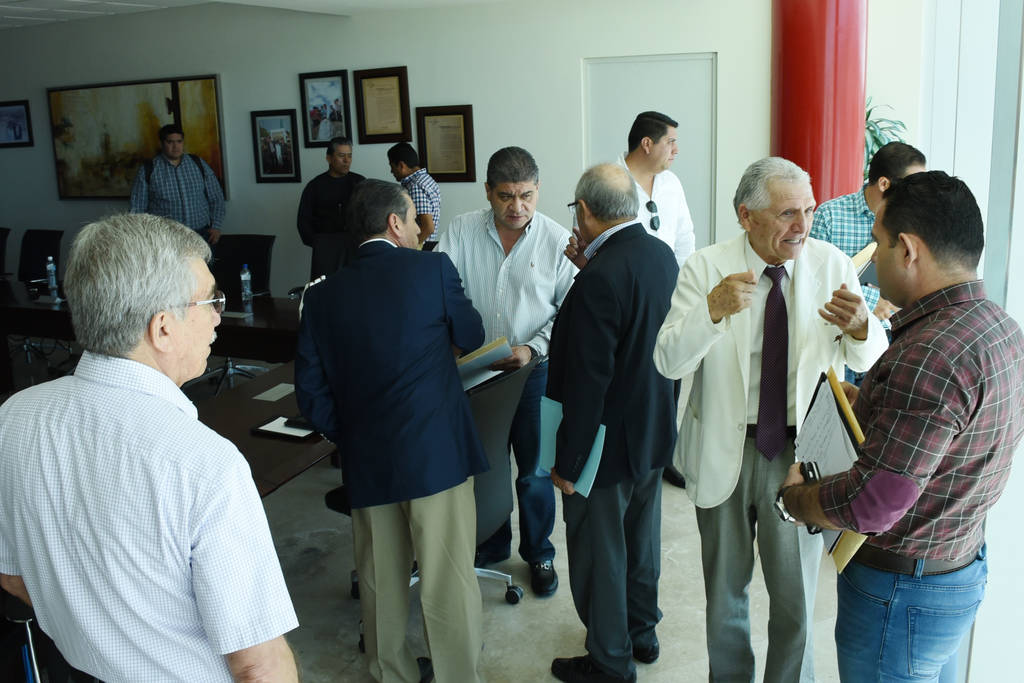 Coordinación. Miembros del Patronato de la Feria de Torreón se reúnen con el alcalde y funcionarios municipales. (FERNANDO COMPEÁN) 