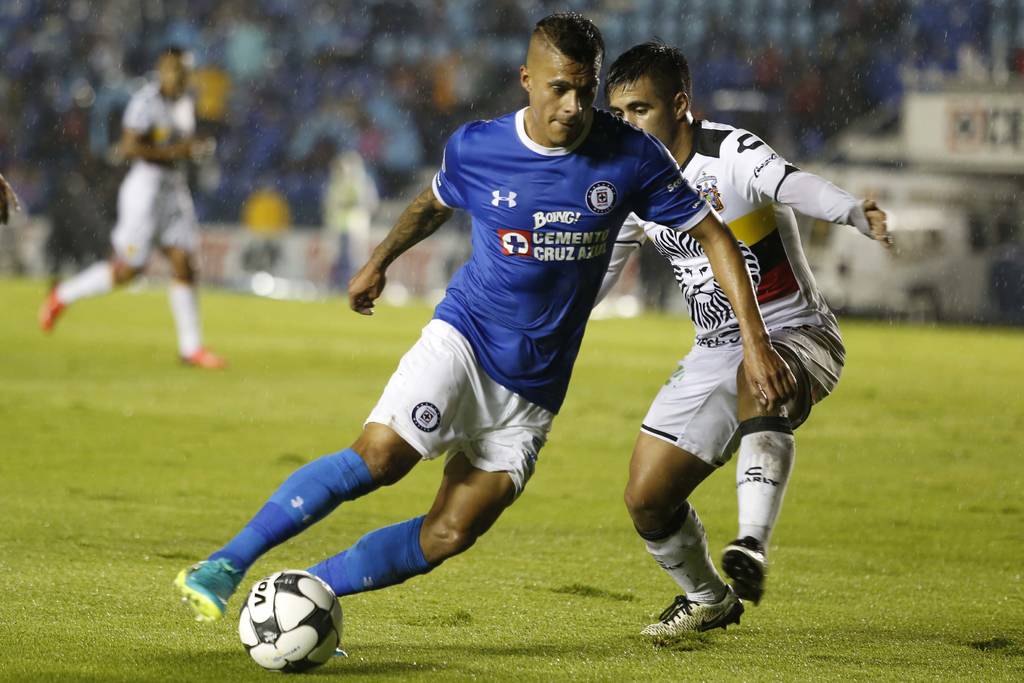 Acciones del encuentro entre Cruz Azul y Leones Negros de la U. de G. en el estadio Azul, ayer en partido de la Copa MX. (Agencia El Universal)