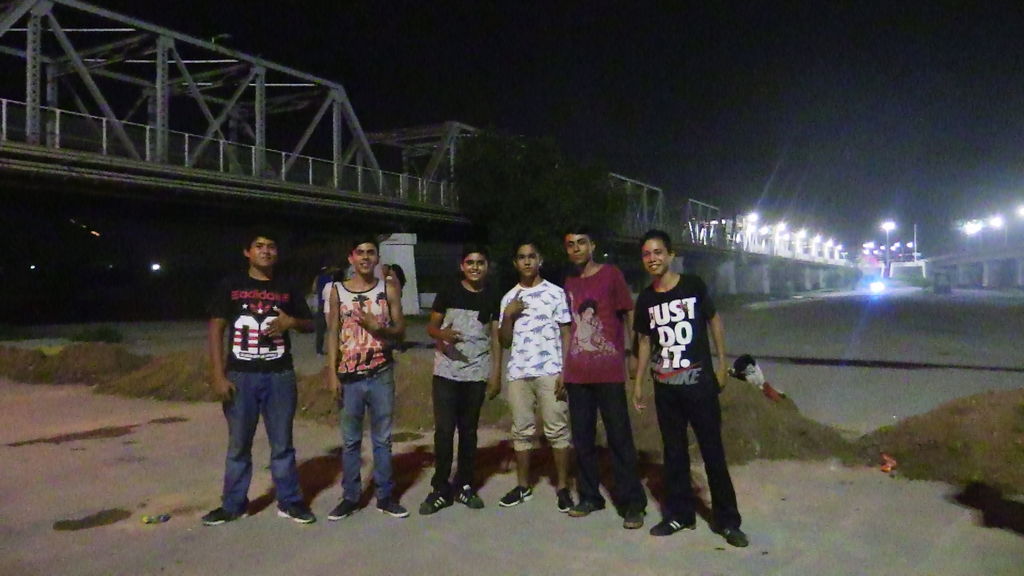 Grupos de amigos se congregaron en el Puente Plateado para ver la avenida del Nazas. (IVÁN CORPUS) 