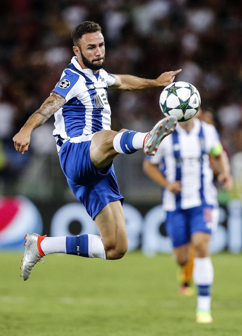 Miguel Layún, de Porto, en acción
ante Roma. (EFE)