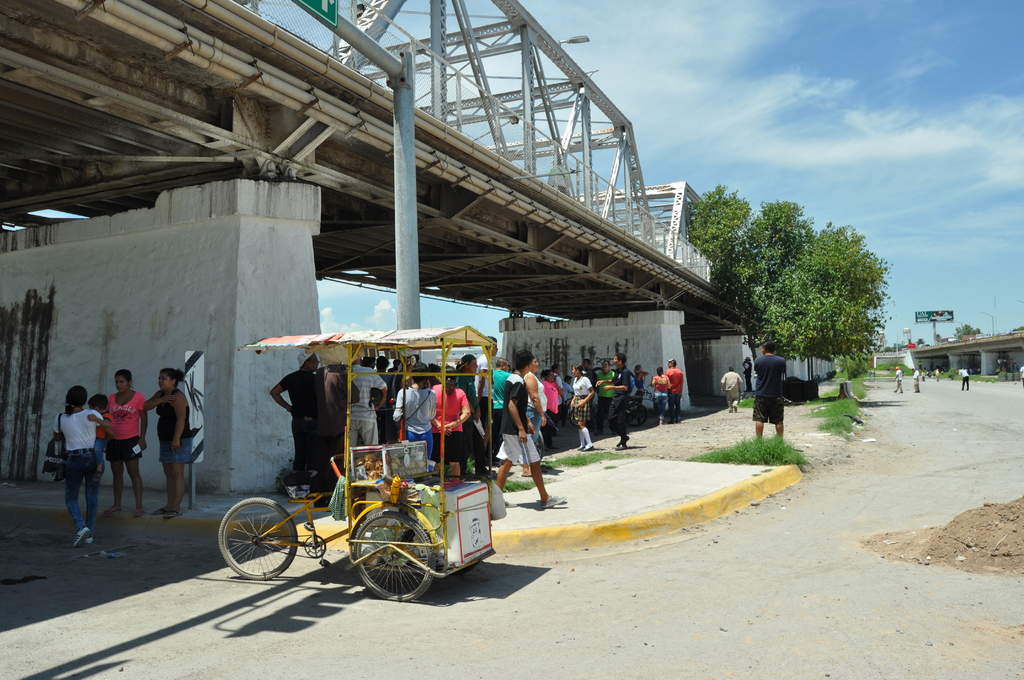 El tan esperado paso del agua por debajo del Puente Plateado que une a Torreón y Gómez Palacio se dio apenas este miércoles cerca de la 1:30 de la tarde. (GUADALUPE MIRANDA) 
