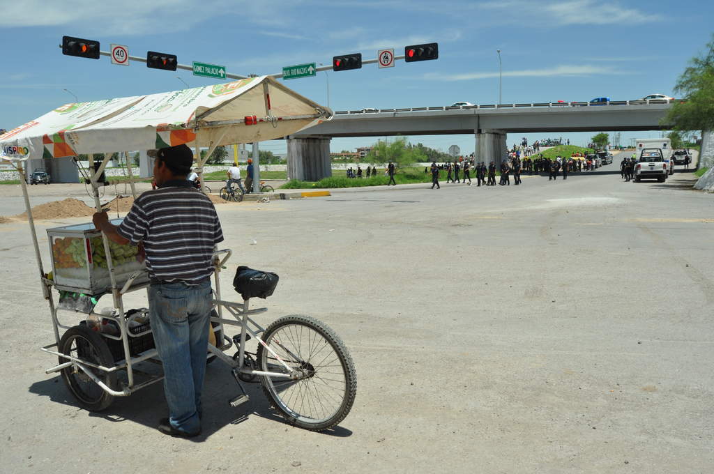 Vendedores ambulantes, familias completas, estudiantes, parejas, así como elementos municipales y del Ejército Mexicano se congregaron abajo del puente plateado. (GUADALUPE MIRANDA) 