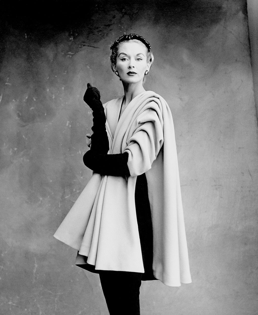 Lisa Fonssagrives en abrigo Balenciaga para la revista Vogue
(1950). Foto: Penn Irving