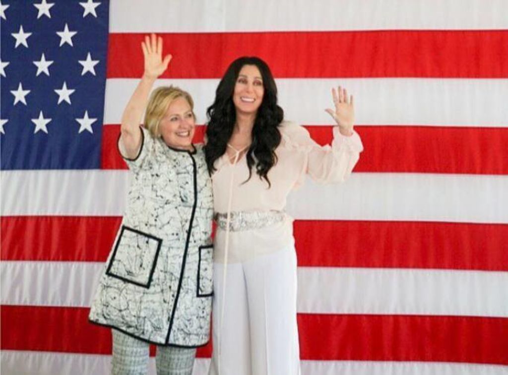 En esa red social también fue publicado un extracto de las declaraciones de Clinton, quien dijo: 'No puedo decirles lo emocionada que estoy de tener a Cher aquí'. (FACEBOOK)