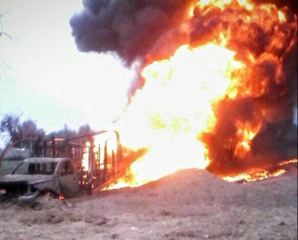 Siniestro. Una camioneta con combustible robado y una posible toma clandestina se incendiaron en Quecholac, Puebla.
