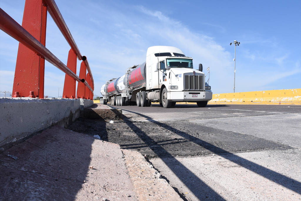 Reparan. El hundimiento que se registró en puente Ibero fue reparado la noche del miércoles con relleno y pavimentación. (FERNANDO COMPEÁN) 