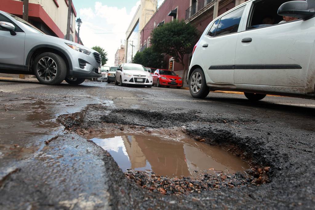 Baches. Algunas calles de Durango se llenaron de baches por la corrosión del agua de lluvia en el asfalto.