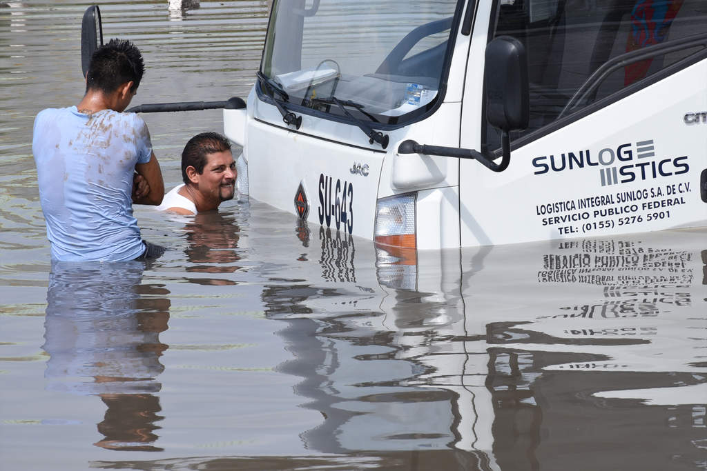El Periférico también fue uno de los sectores donde más se registraron inundaciones y decenas de vehículos se quedaron varados. (EL SIGLO DE TORREÓN/ FERNANDO COMPEÁN)