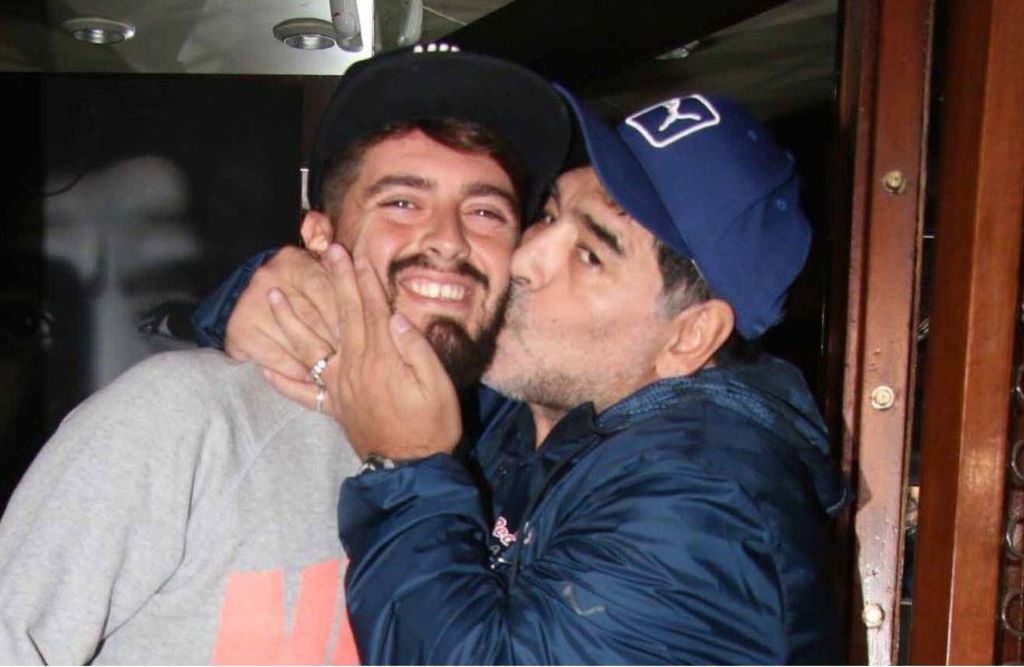 Pese al notable parecido físico y a una resolución judicial, Maradona negó durante años la paternidad del hijo extramatrimonial que tuvo con la italiana Cristiana Sinagra. (TWITTER)