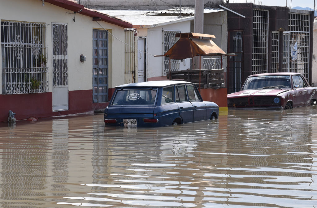 Gabriela López Castillo, vecina de la colonia informó que desde hace más de 32 años vienen sufriendo por las inundaciones. (EL SIGLO DE TORREÓN)