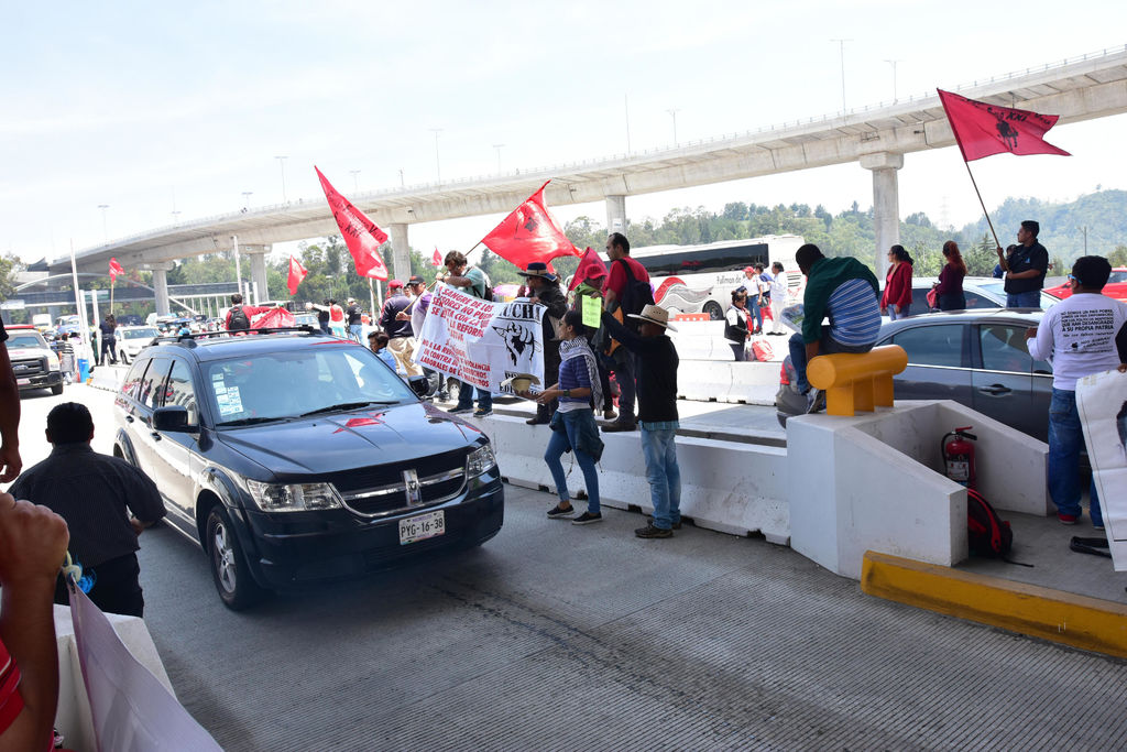 El bloqueo en Chilpancingo duró más de tres horas sin que hubiese choque con la policía. (ARCHIVO)