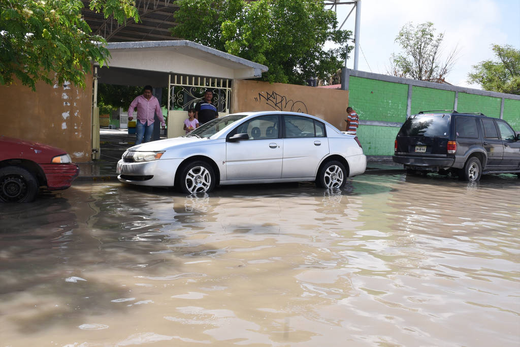 Ausentismo. Debido a las lluvias, sólo se registró una asistencia de entre un 35 a un 50 por ciento, sobre todo en las escuelas del oriente y suroriente de Torreón. (FERNANDO COMPEÁN)