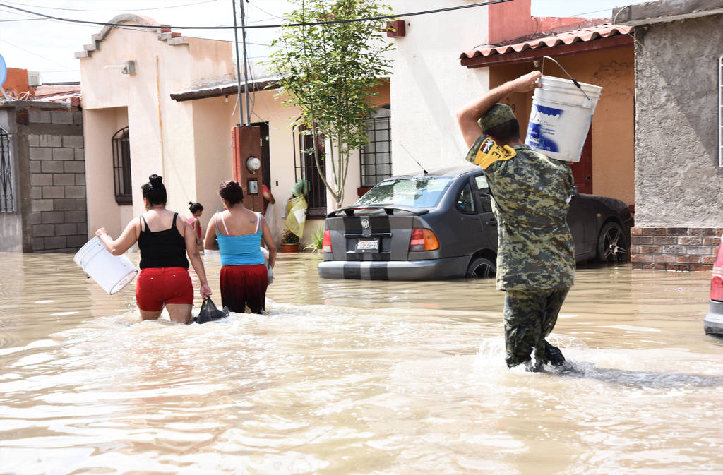 Daños. Inundaciones  parciales en colonias y caos vial dejaron las lluvias registradas durante seis horas continuas. (JESÚS GALINDO) 