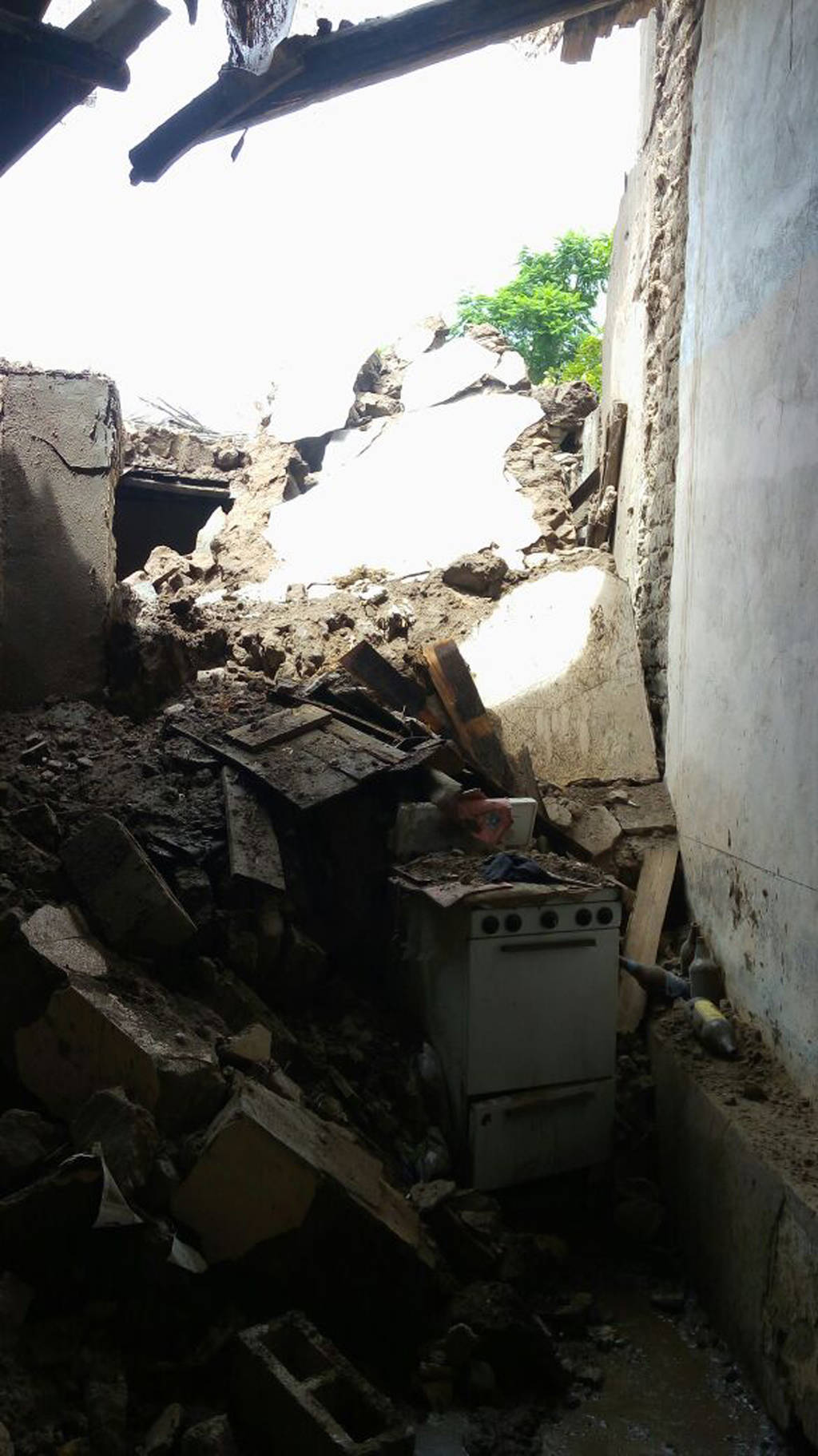 Derrumbe. En el ejido Hidalgo, Madero el techo de la cocina de una de las viviendas se vino abajo. (MARY VÁZQUEZ)