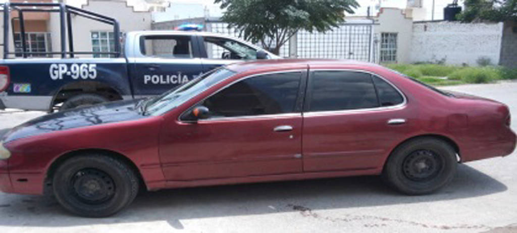 Decomiso. Aseguran auto en Gómez Palacio, con rastros de sangre; la unidad fue reclamada horas después.  (EL SIGLO DE TORREÓN) 