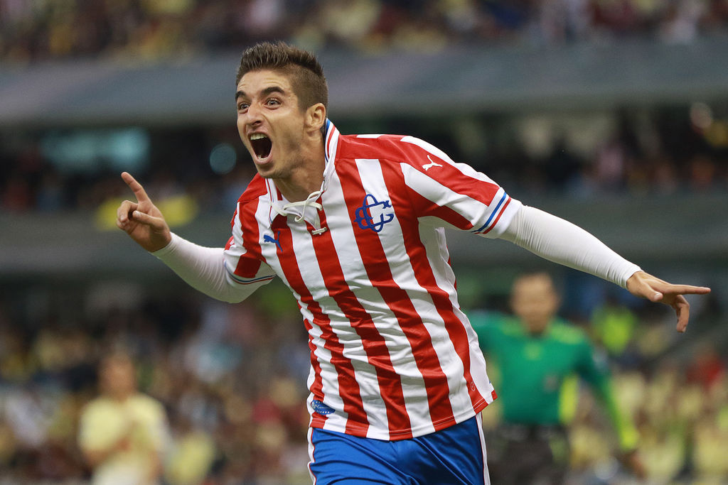 Isaac Brizuela fue la figura del partido al anotar dos tantos y poner el pase para el tercer gol. (Jam Media)