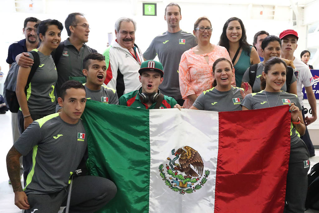 Atletas paralímpicos en el Aeropuerto Internacional de la Ciudad de México rumbo a los Juegos Paralímpicos de Río 2016. (Agencia El Universal)