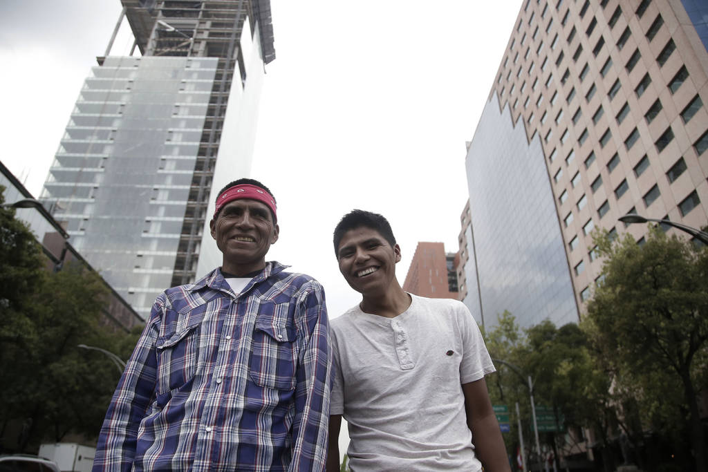 Santiago (izquierda) corrió recientemente un ultramaratón de 105 km. Aquí, junto a su hijo Mario. Foto: Agencia EL UNIVERSAL Rarámuris correrán maratón en México