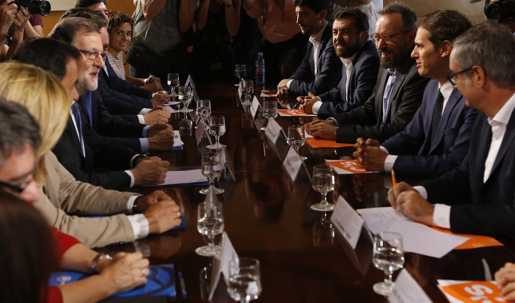 El acuerdo consiste de un paquete de 150 reformas propuestas por Ciudadanos, cuyos 32 legisladores votarán por el presidente interino Mariano Rajoy en una sesión del parlamento el 31 de agosto. (NOTIMEX)
