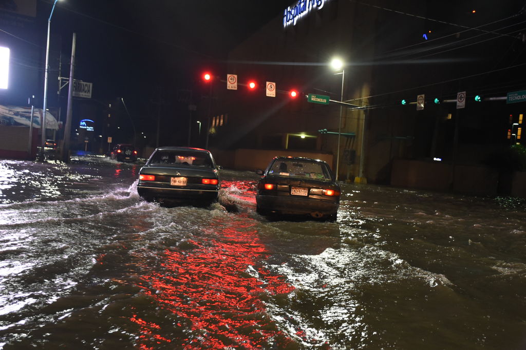 Agua. Inundó las principales vialidades de la ciudad dejando decenas de vehículos varados.  (FERNANDO COMPEÁN) 