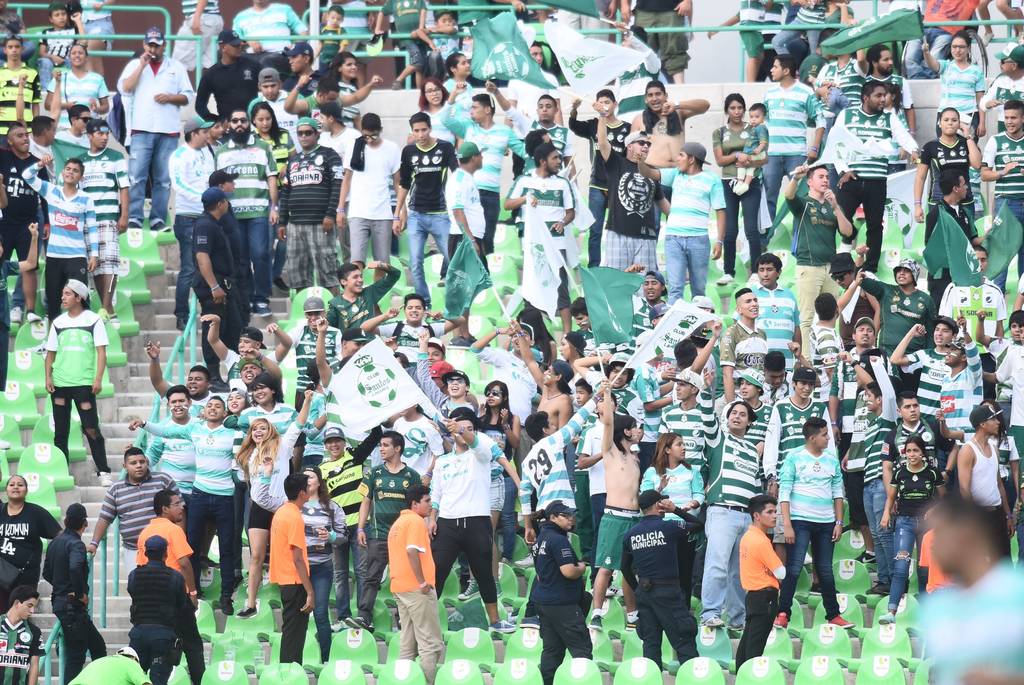 La afición celebró en grande el primer triunfo del torneo en casa, aunque haya sido de manera agónica. Termina ayuno en el estadio Corona