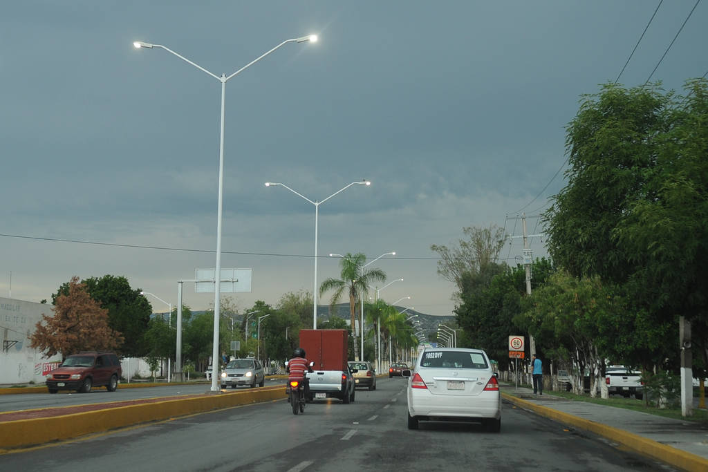 Alumbrado. Luminarias Led están apegadas a la Norma Oficial Mexicana de calidad, dicen. (EL SIGLO DE TORREÓN)