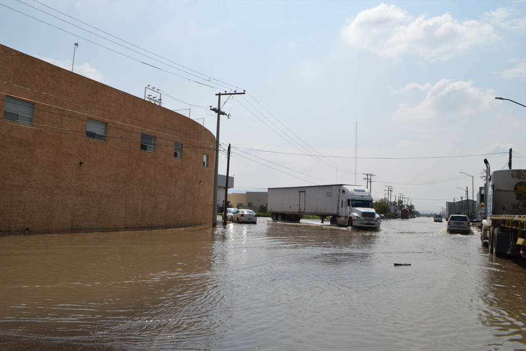 Zona afectada. La calzada Agroindustrias del Parque Industrial Oriente luce inundada desde el domingo.