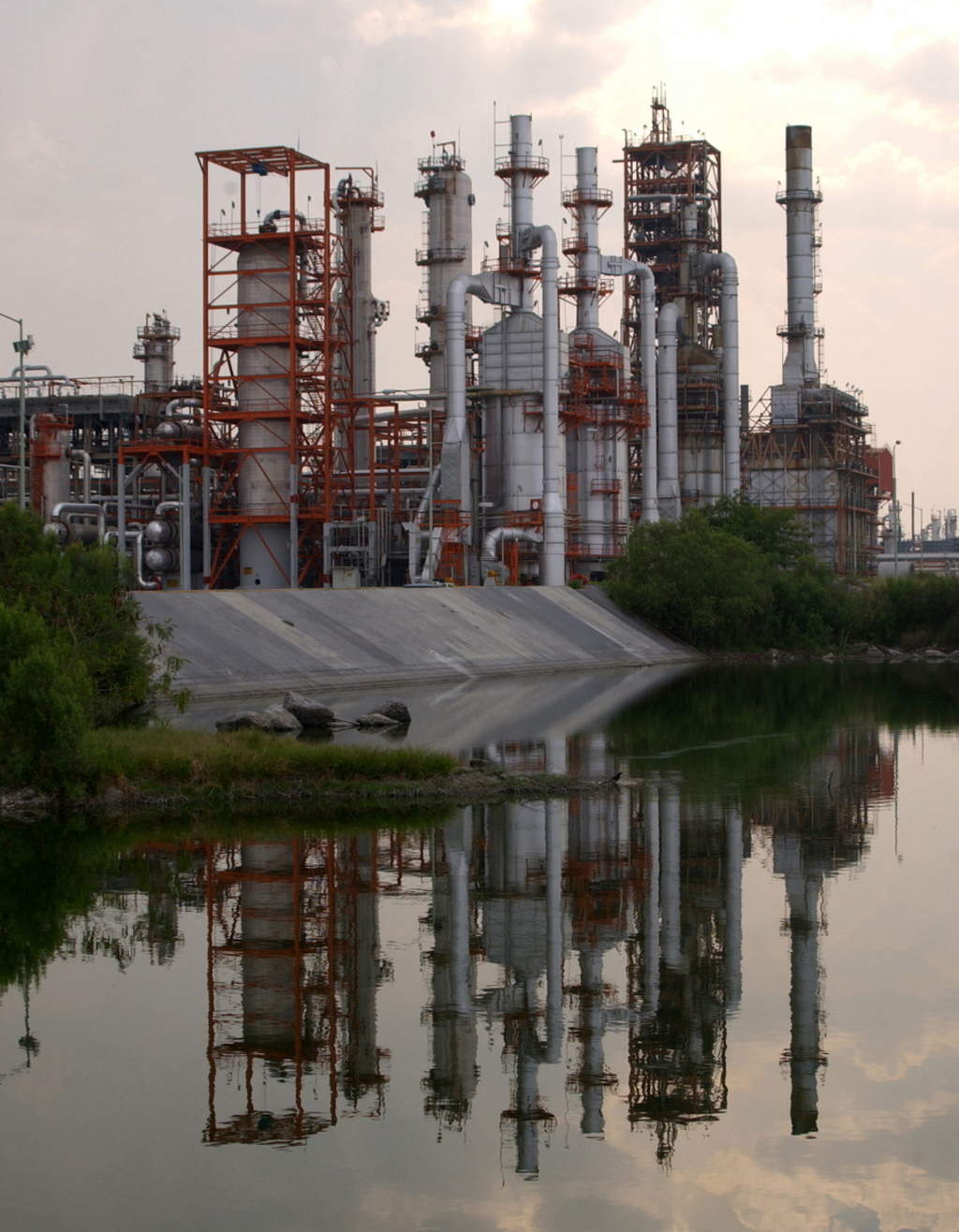 El caso más pronunciado fue el de la refinería de Cadereyta, Nuevo León, la cual se utilizó en el mes de julio sólo al 32 por ciento de su capacidad. (ARCHIVO)