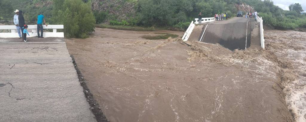 Efectos. Las fuertes lluvias provocaron que colapsaran dos puentes en el municipio de Rodeo. (EL SIGLO DE TORREÓN)