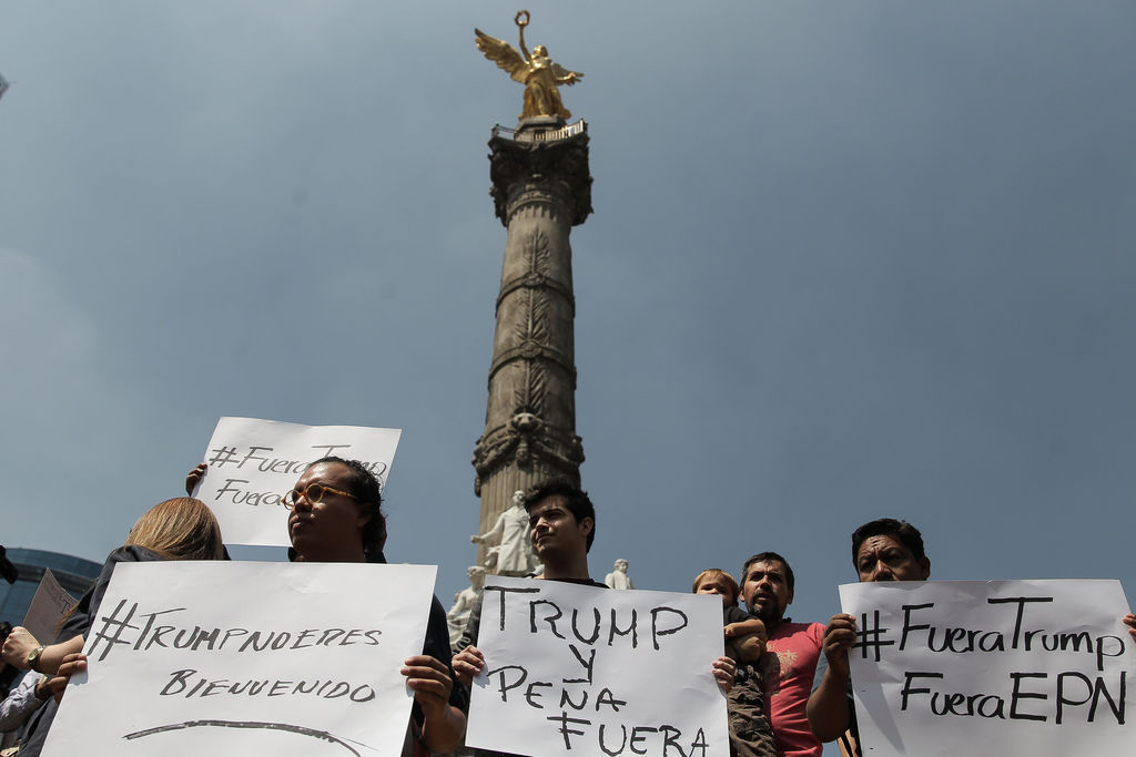 En el Ángel de Independencia se manifestaron en contra de la visita de Donald Trump. (EFE) 