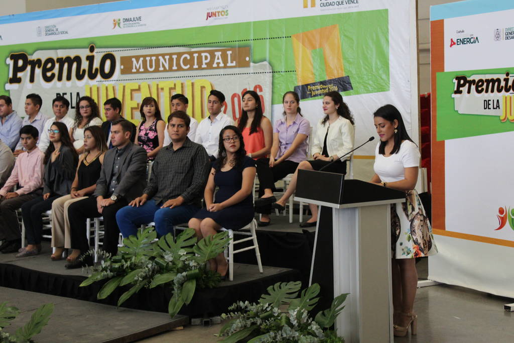 Estimulo. El reconocimiento busca motivar a los jóvenes a continuar formandose en los oficios en los que trabajan. (CORTESÍA)