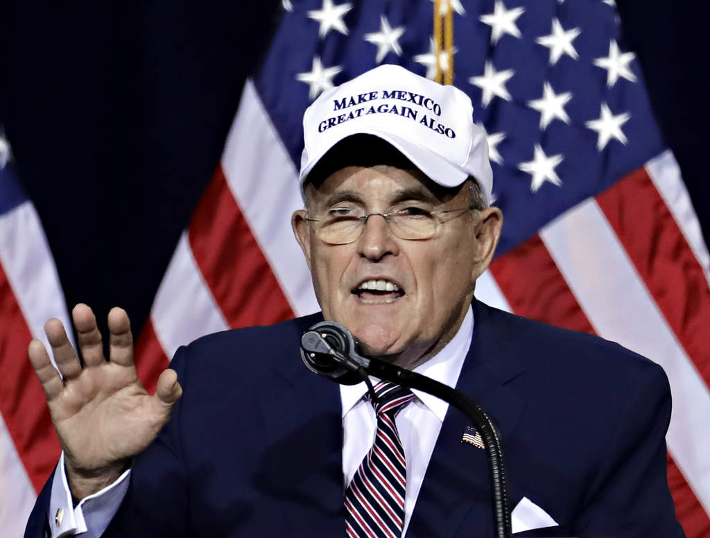 La nueva gorra la portaron Rudy Giuliani, exalcalde de Nueva York, y el senador de Alabama Jeff Sessions. (AP) 