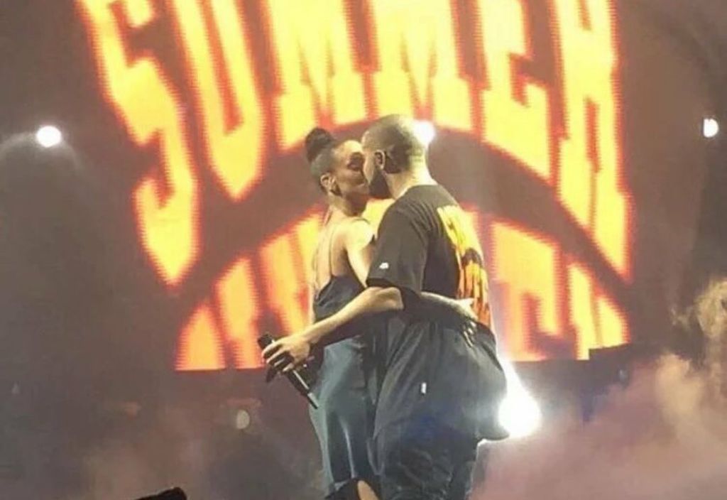 El cantante invitó a Rihanna a subir al escenario donde se dieron un beso. (ESPECIAL)