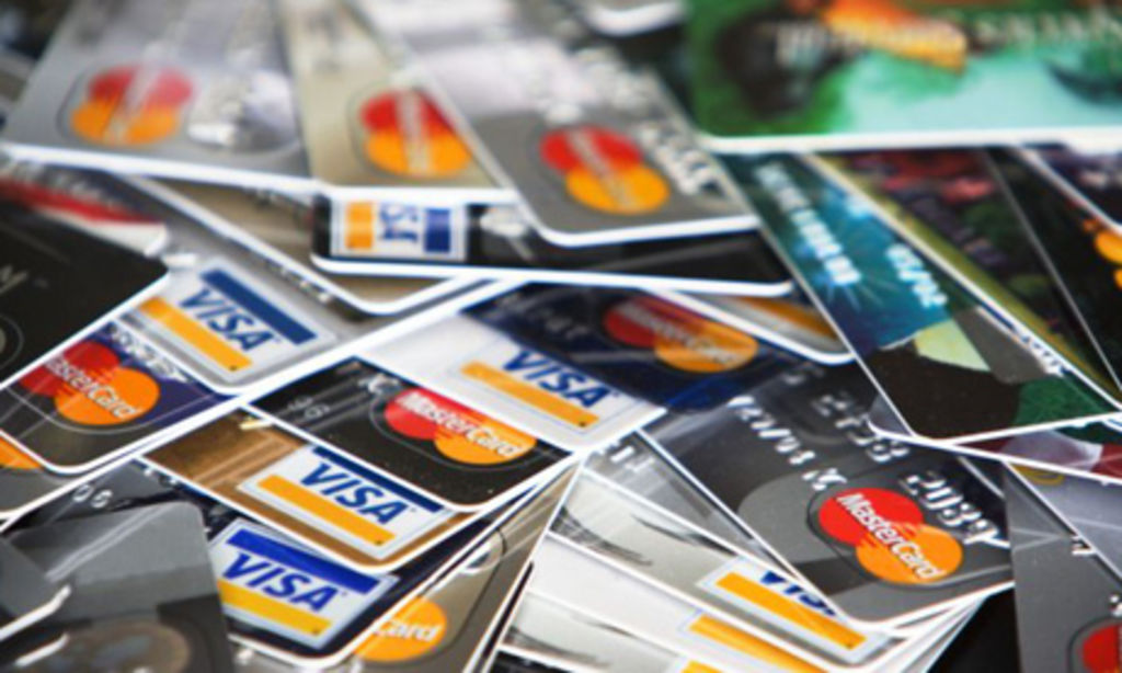 Mastercard detalla que ambos plásticos tienen distintas comisiones: las tarjetas de débito pueden tener cobros por manejo de cuenta o saldo mínimo y en las de crédito puede o no requerirse el pago de una anualidad por su uso. (ARCHIVO)