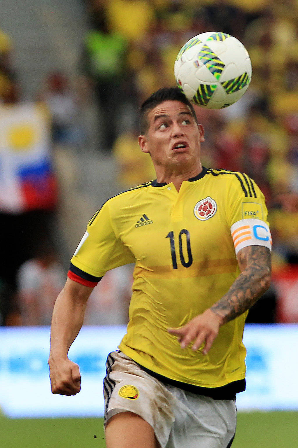 James Rodríguez, de Colombia, controla el balón ante Venezuela. (AGENCIAS)