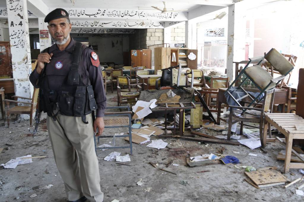 Incidente. Un terrorista se inmoló a la entrada de un tribunal de la ciudad de Mardan. (EFE)