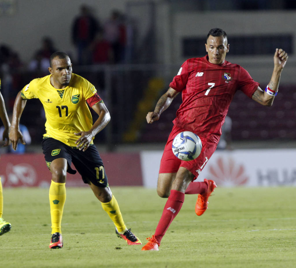 El jugador Blas Pérez (d) de la selección de futbol de Panamá, disputa el balón con Rudolph Austin (i) de la selección de Jamaica, durante un partido clasificatorio para el Mundial de Rusia 2018. (EFE)