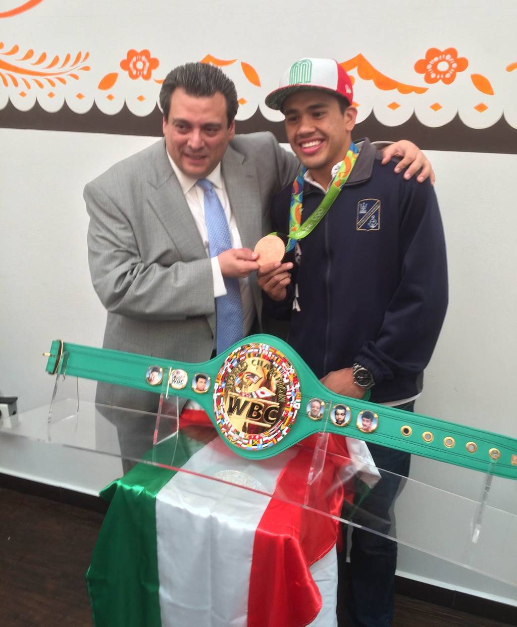 El boxeador Misael Rodríguez (d) junto a Mauricio Sulaimán, presidente del Consejo Mundial de Boxeo. (Notimex)