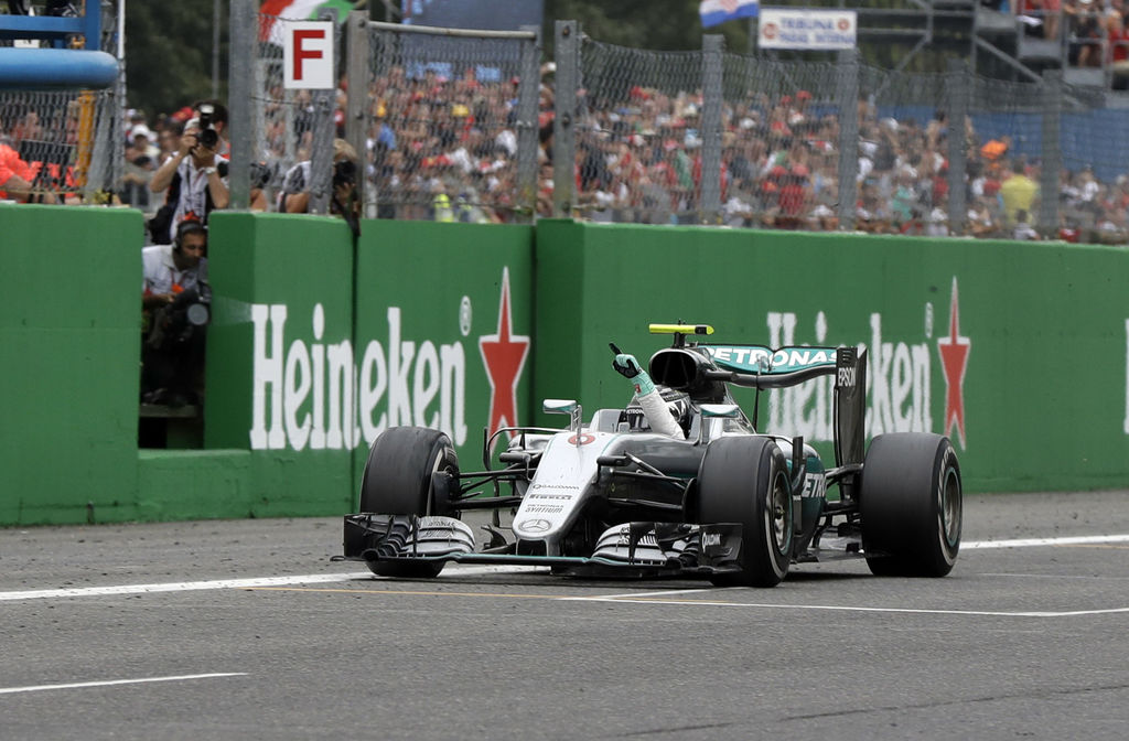 Rosberg gana en Monza gracias a una mala salida de Hamilton, que fue segundo. 