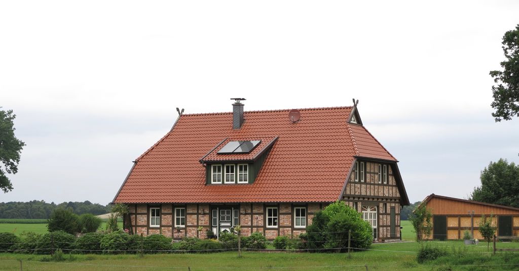 Granja en el campo de Friesland, Alemania.
