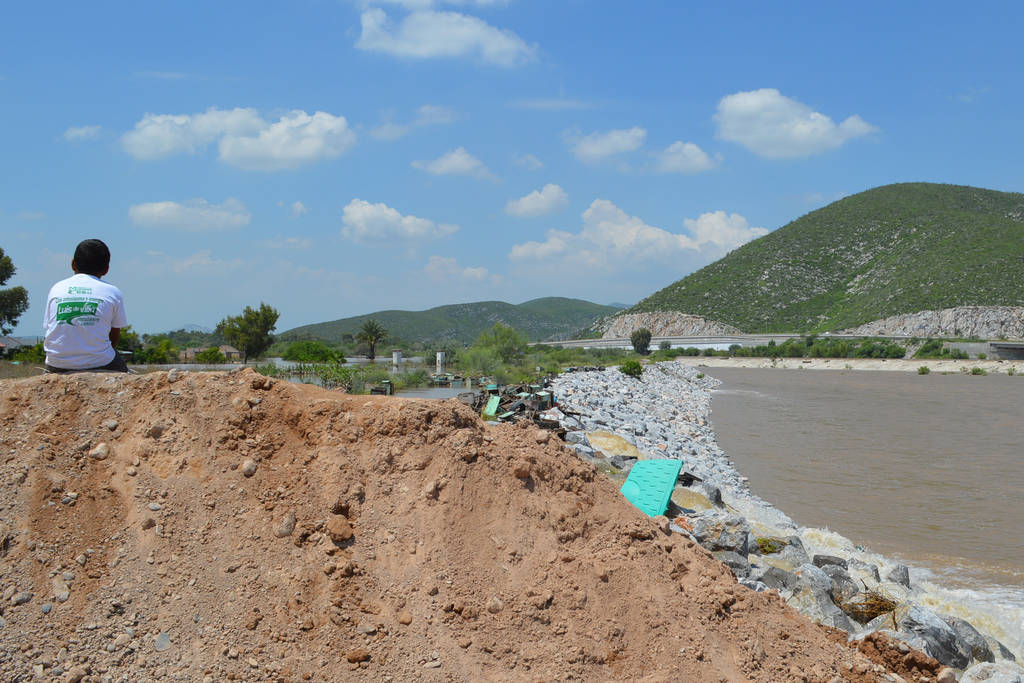 Niños. El panorama atrae a muchos niños. Sobre la cascada que se formó hay restos de muebles y artículos. (EL SIGLO DE TORREÓN)