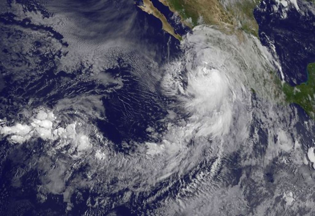 'Newton' se convertirá en huracán a las 7:00 horas del martes, de acuerdo al pronóstico. (TWITTER) 