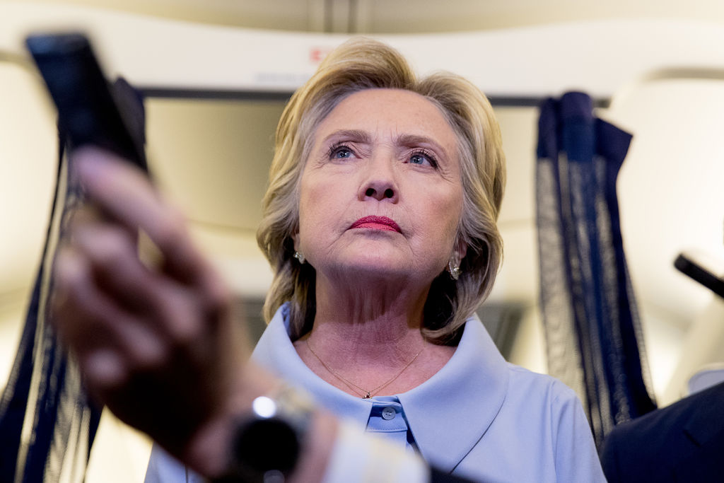 Clinton afirmó que prefiere seguir concentrada en su campaña en Estados Unidos. (AP)